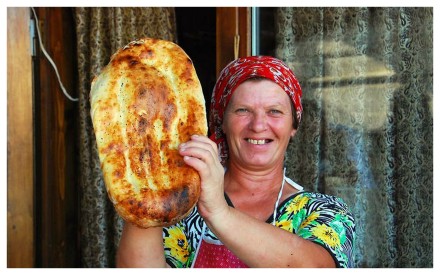 [Imagen: breadwomankarabakh.jpg?w=440]